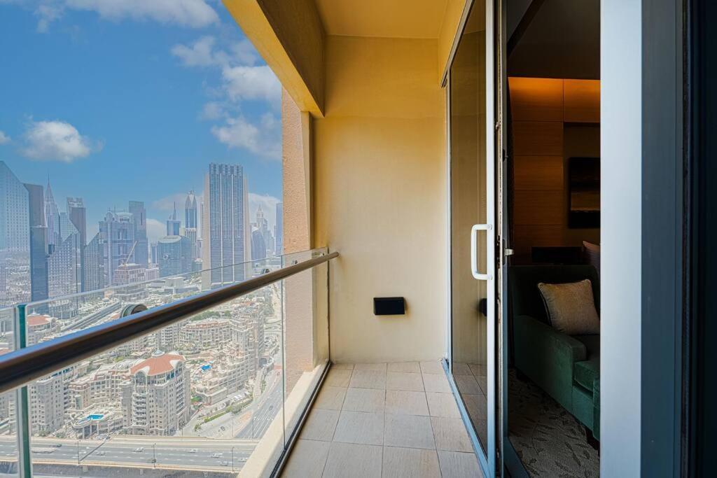 Plush Studio At The Address Mall Apartment