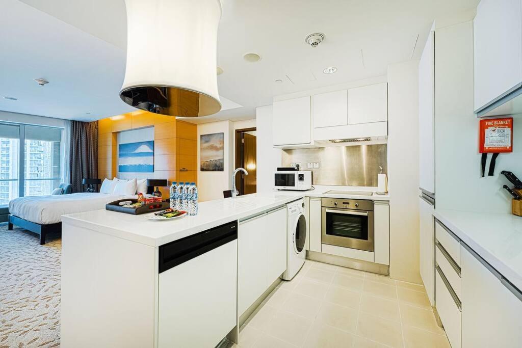 Plush Studio At The Address Mall Apartment *