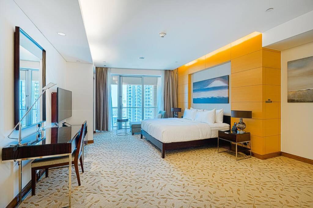 Plush Studio At The Address Mall Apartment