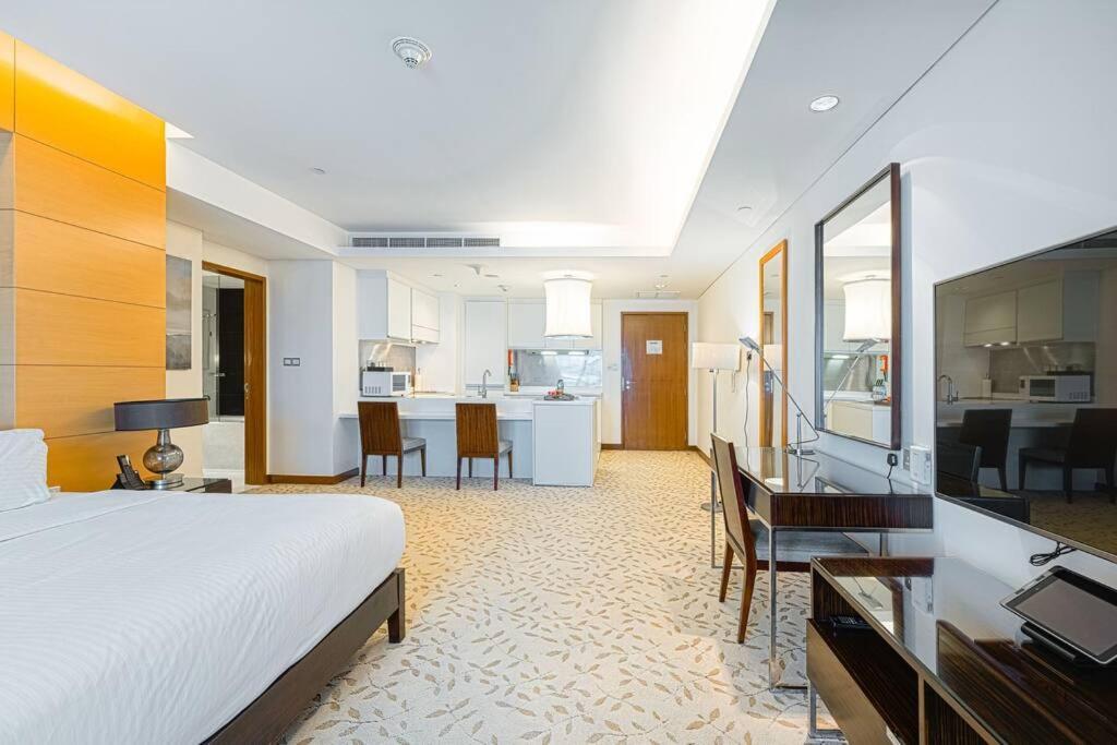 Apartment Plush Studio At The Address Mall *