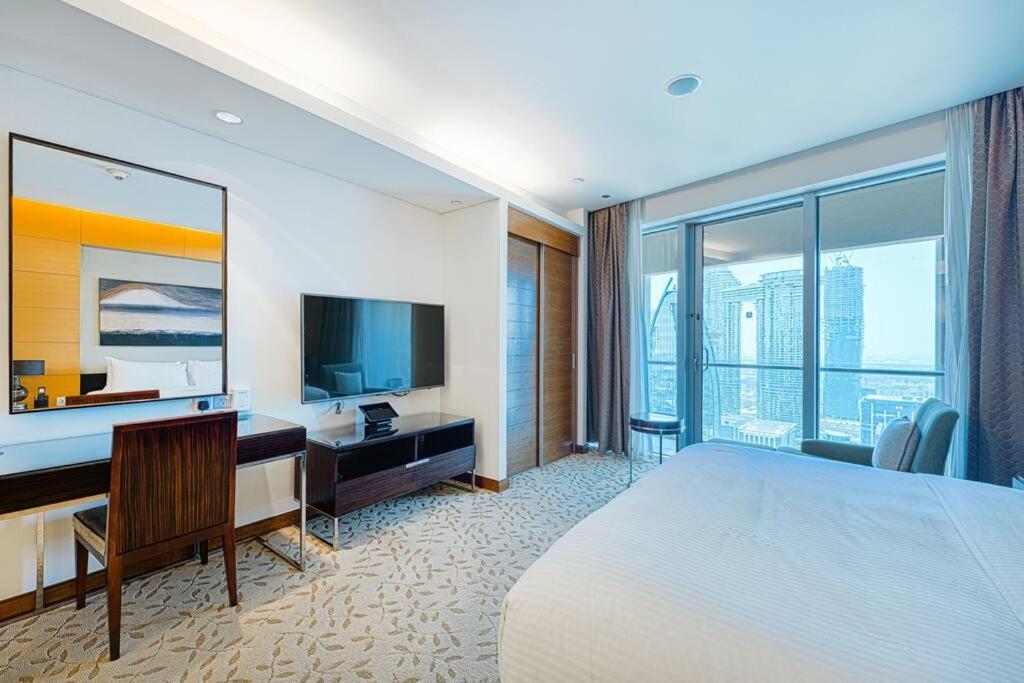 Plush Studio At The Address Mall Apartment